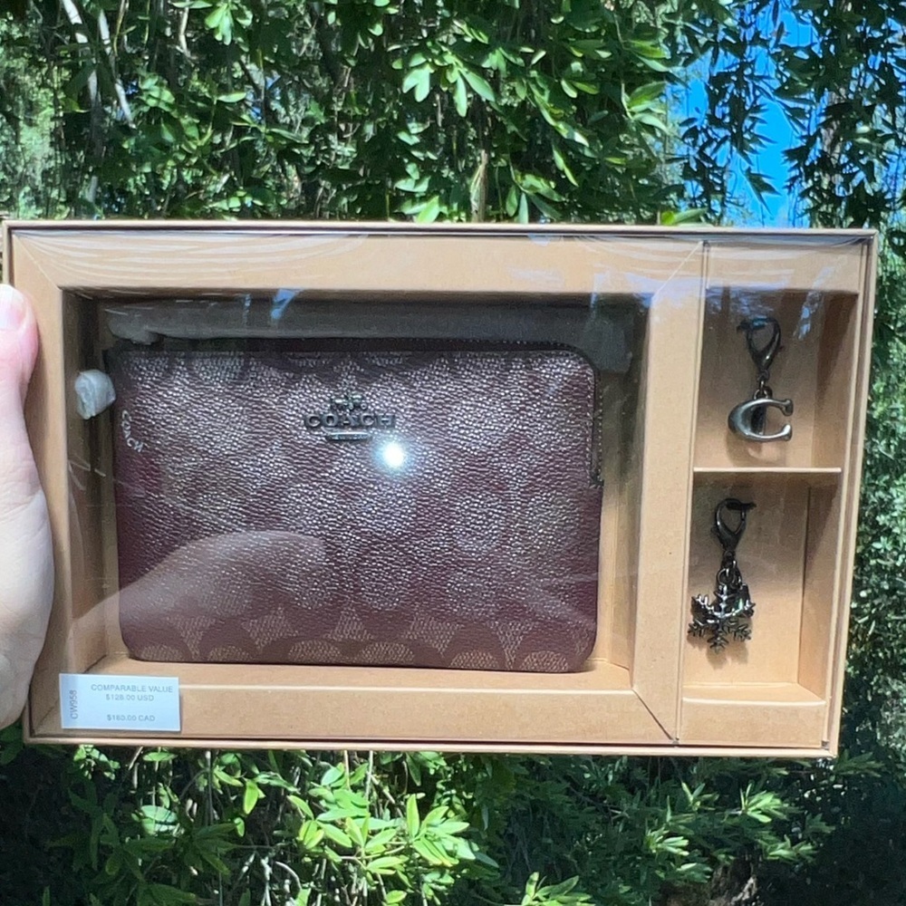 COACH Corner Zip Wristlet in Signature Canvas Boxed with Charms AUTHENTIC NEW!